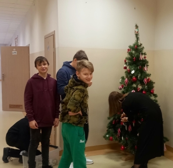 Strojenie I piętra przez dzieci z Ukrainy 08.12.22 (2)