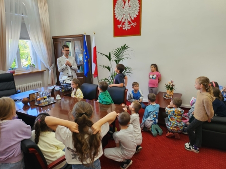 WIZYTA UCZNIÓW KLASY 1B W URZĘDZIE MIASTA – SPOTKANIE Z SAMORZĄDEM W PRAKTY