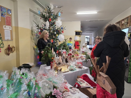 ŚWIĄTECZNY KIERMASZ PEŁEN RADOŚCI I WSPÓLNOTY